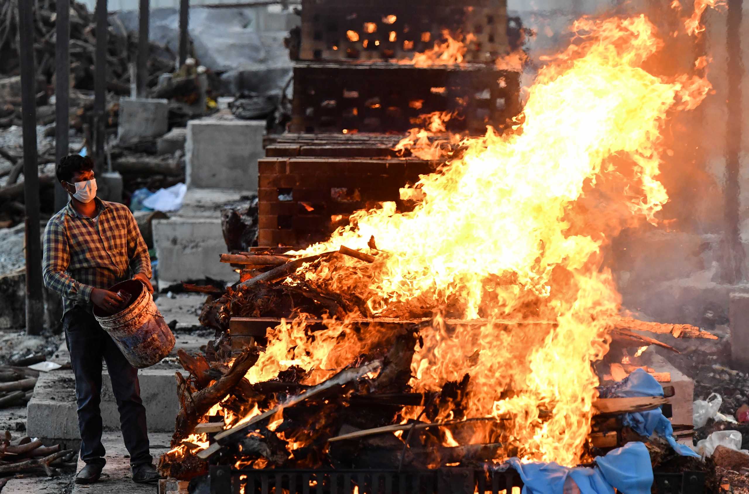 Πέντε φορές πάνω χρεώνονται οι νεκροφόρες στην Ινδία – «Χρυσά» ακόμα και τα ξύλα για το κάψιμο των νεκρών