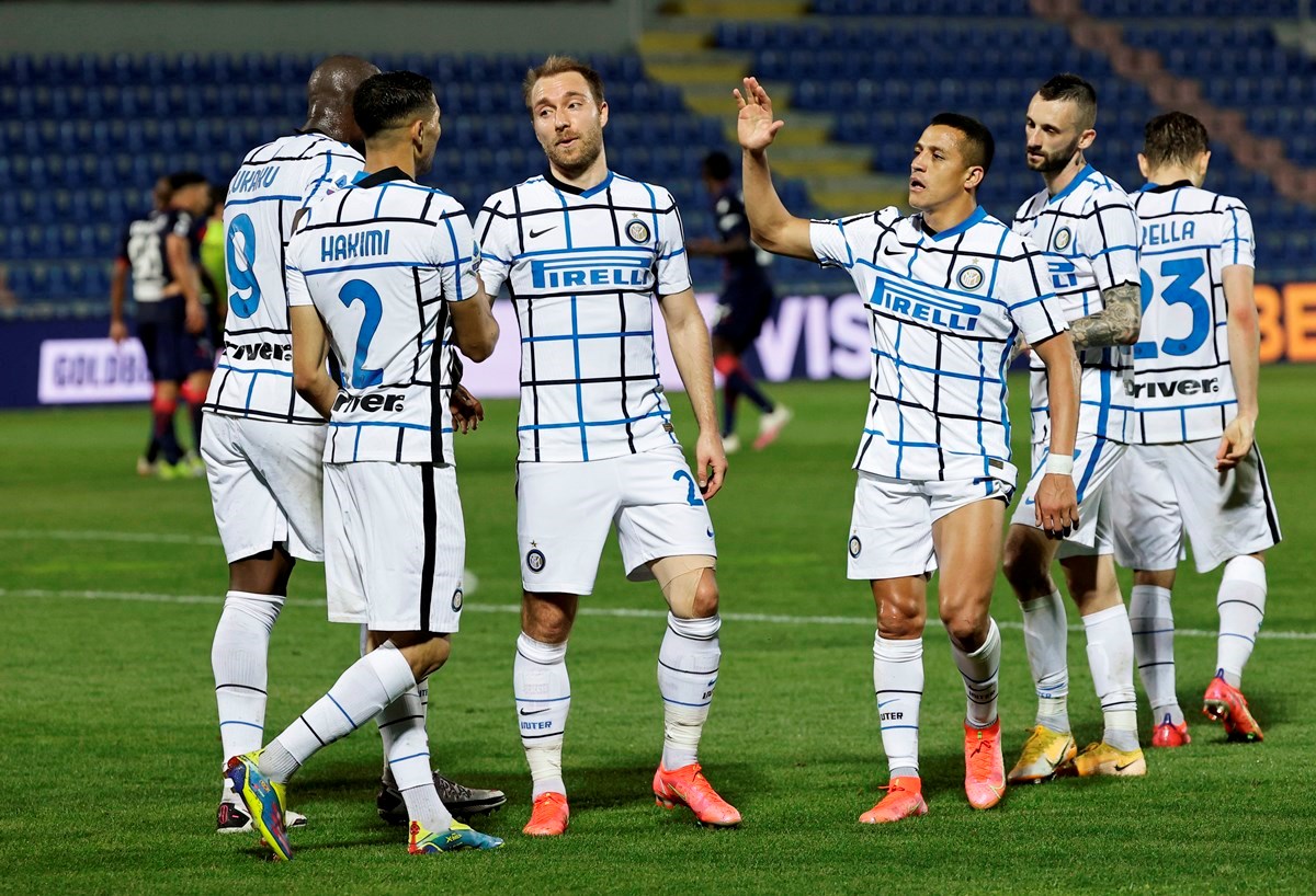 Soccer Football - Serie A - Crotone v Inter Milan - Stadio Ezio Scida, Crotone, Italy - May 1, 2021 Inter Milan's Achraf Hakimi celebrates scoring their second goal with Christian Eriksen and Alexis Sanchez REUTERS
