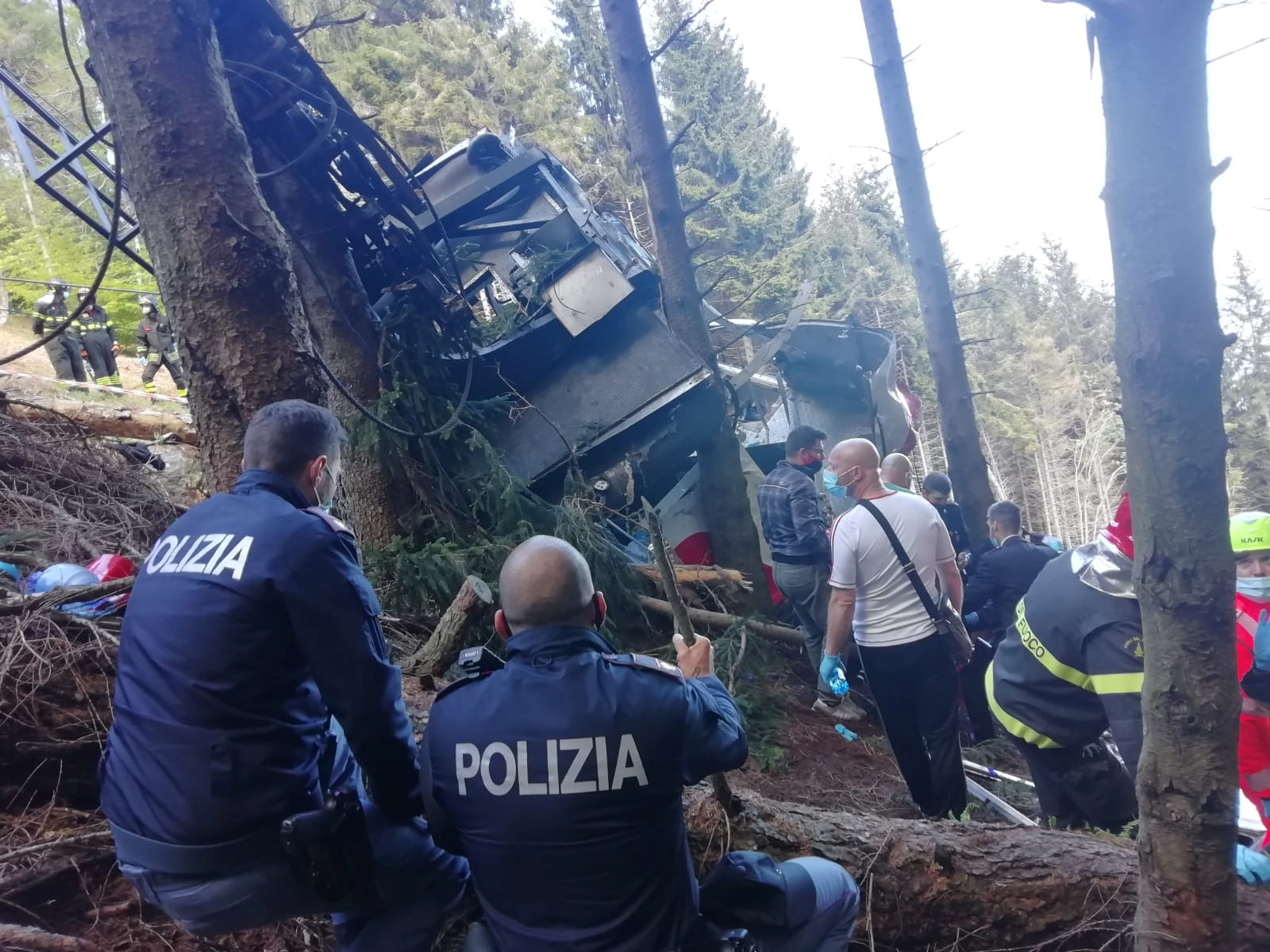 Ιταλία: Στους δεκατρείς οι νεκροί από πτώση καμπίνας τελεφερίκ – Ανάμεσά τους δύο παιδιά (pics)