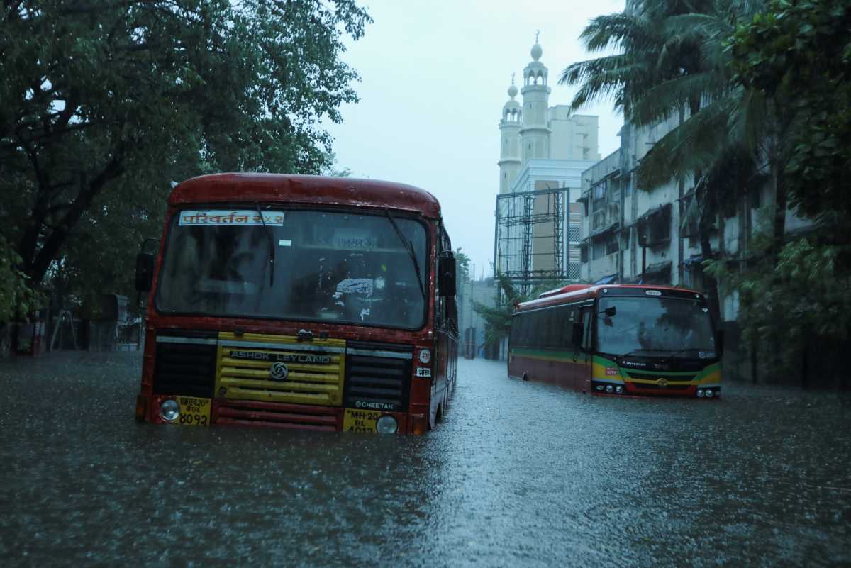 Ο κυκλώνας Ταουκτάε σαρώνει την Ινδία: 150.000 άνθρωποι εγκατέλειψαν τα σπίτια τους (pics, vid)