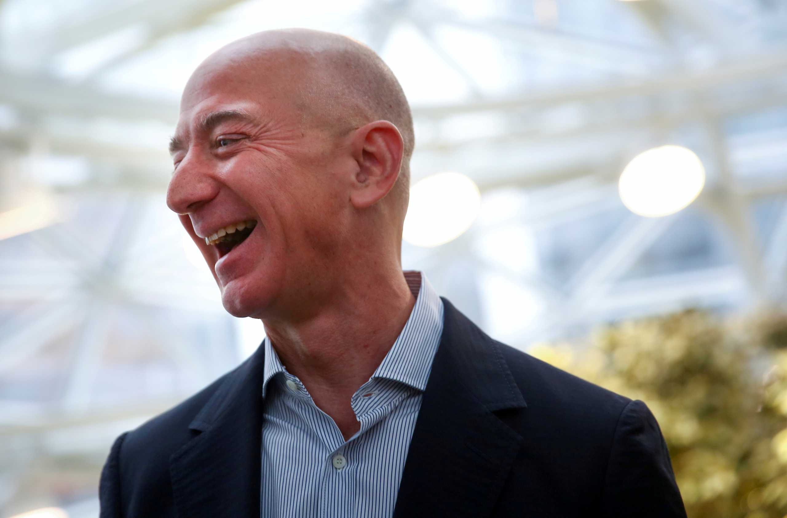 Jeff Bezos: Ο πλουσιότερος άνθρωπος του κόσμου αποχωρεί από CEO της Amazon!