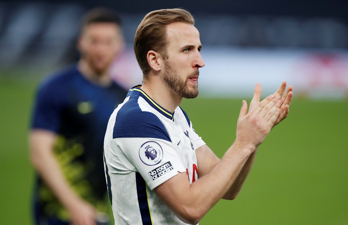 Soccer Football - Premier League - Tottenham Hotspur v Aston Villa - Tottenham Hotspur Stadium, London, Britain - May 19, 2021 Tottenham Hotspur's Harry Kane applauds to fans during a lap of appreciation after the match Pool via REUTERS