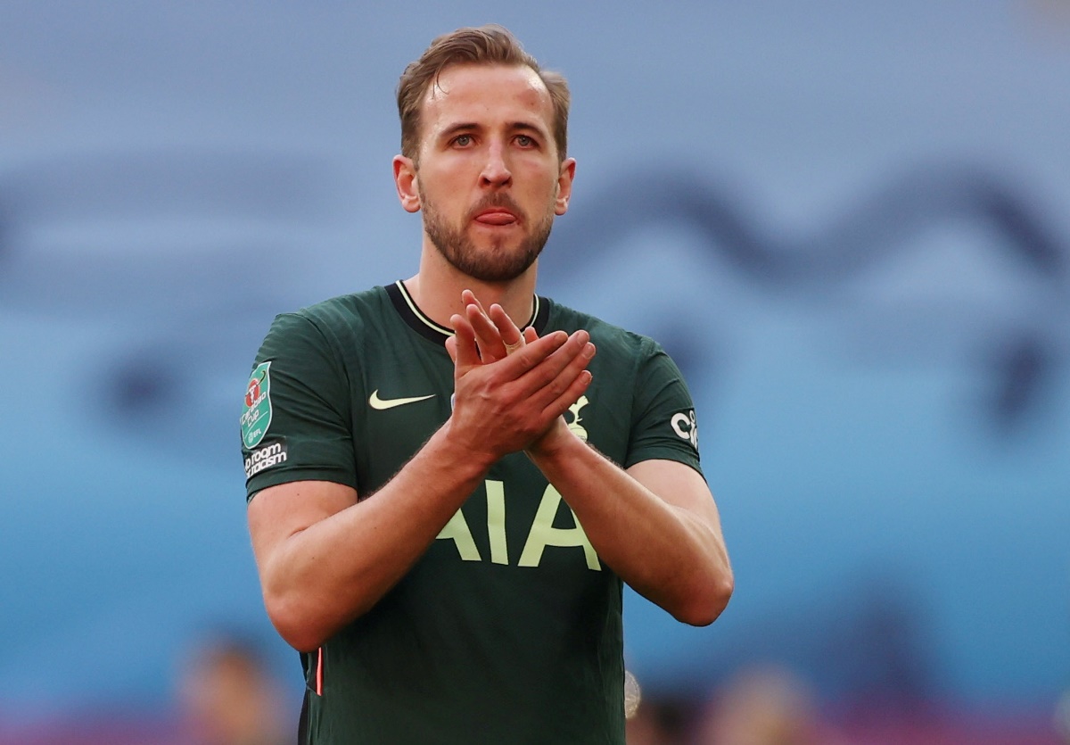 FILE PHOTO: Soccer Football - Carabao Cup Final - Tottenham Hotspur v Manchester City - Wembley Stadium, London, Britain - April 25, 2021 Tottenham Hotspur's Harry Kane applauds the fans after the match Pool via REUTERS