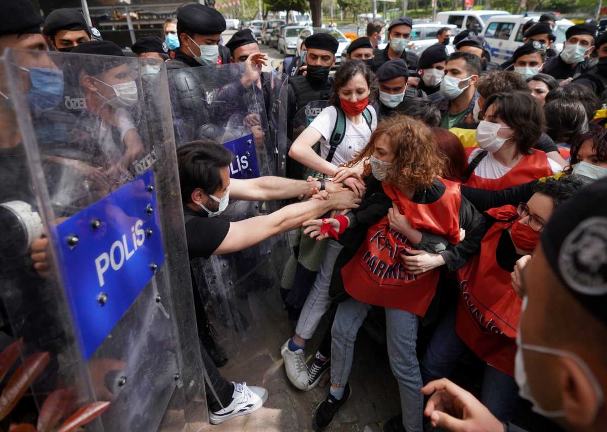 Τουρκία: Βία και καταστολή – Εκατοντάδες συλλήψεις διαδηλωτών για την Εργατική Πρωτομαγιά (pics)