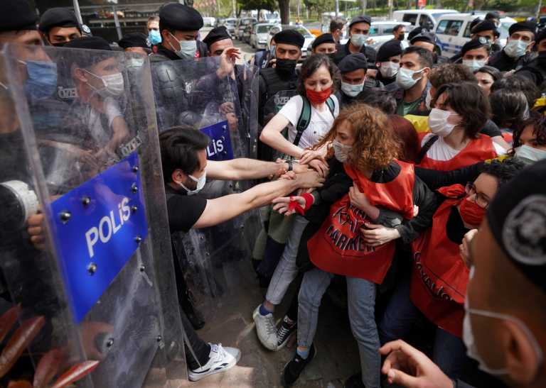 Τουρκία: Βία και καταστολή - Εκατοντάδες συλλήψεις διαδηλωτών για την Εργατική Πρωτομαγιά - Σοκαριστικές εικόνες (pics)