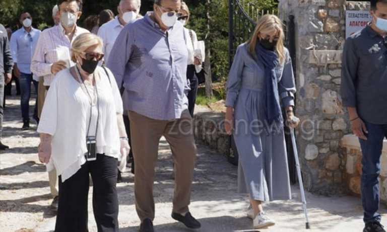Μαρέβα Μητσοτάκη: Με μπαστούνι στο μνημόσυνο του Κωνσταντίνου Μητσοτάκη - Τι συνέβη στη σύζυγο του Πρωθυπουργού (pics)