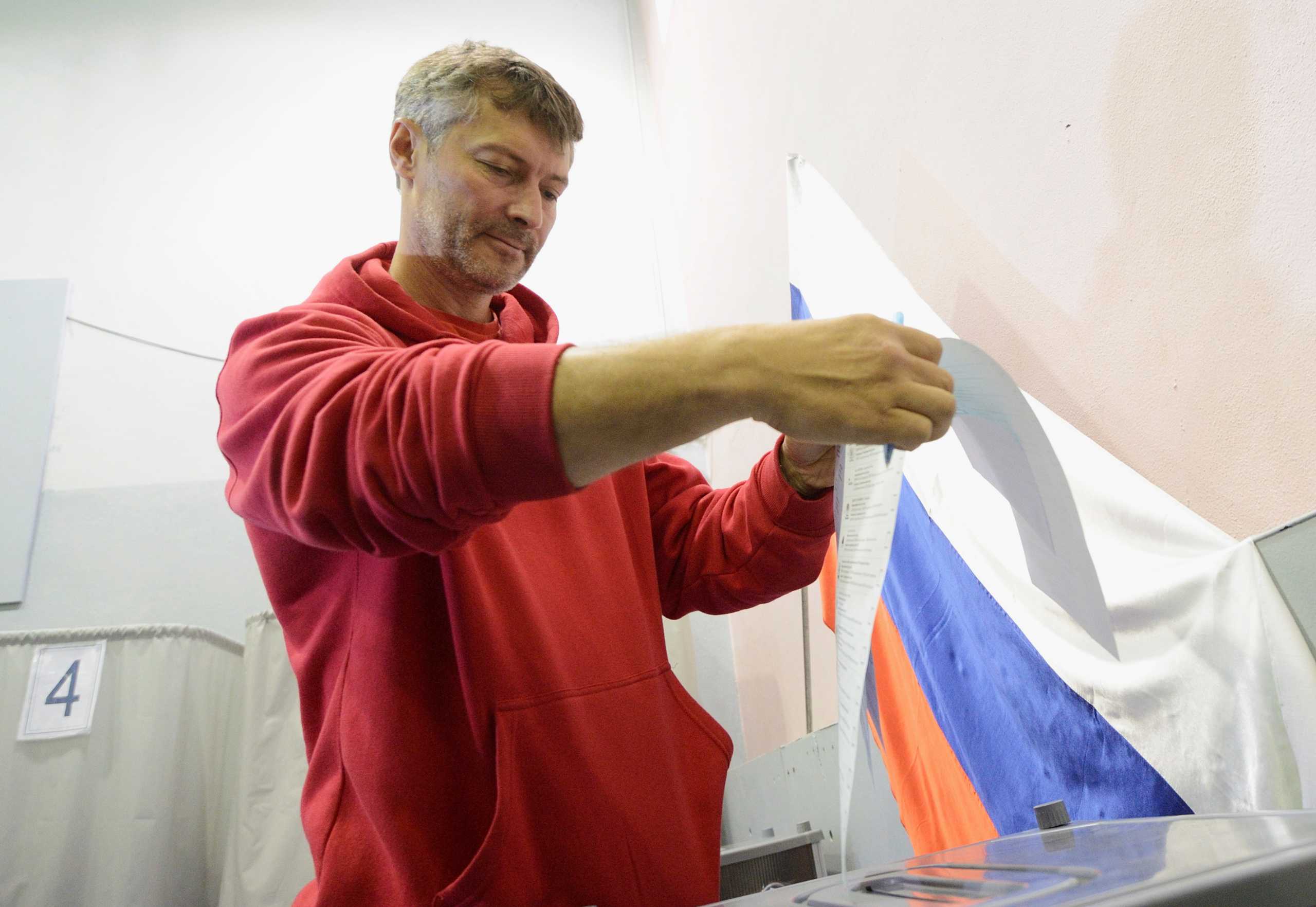FILE PHOTO: Anti-drug activist and mayoral candidate Yevgeny Roizman casts his ballot at a polling station during a mayoral election in the Urals city of Yekaterinburg, September 8, 2013.  Picture taken September 8, 2013. REUTERS