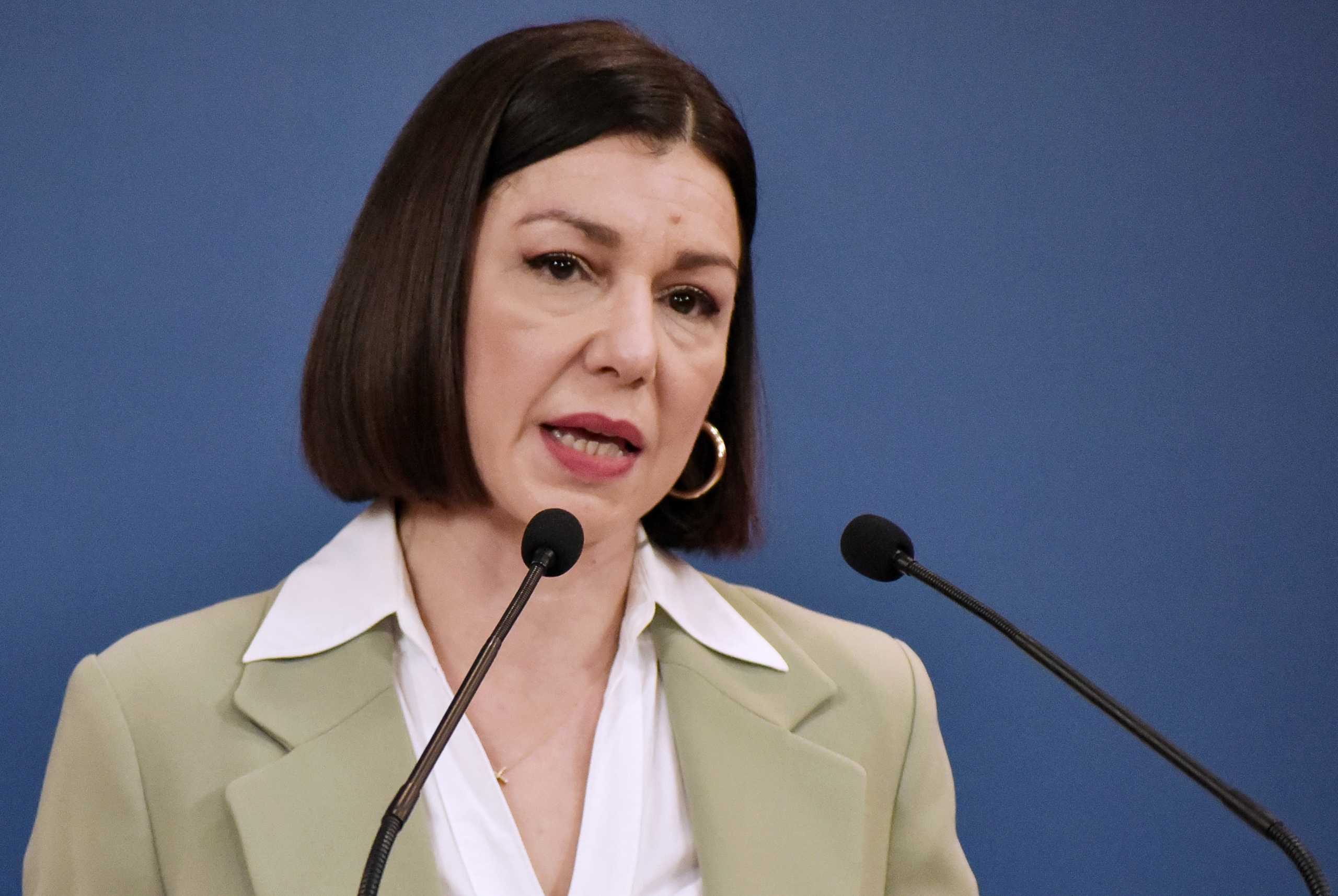 Αριστοτελία Πελώνη κατά Αλέξη Τσίπρα: Δεν υπάρχει δυσκολία με την οποία να μη χαίρεται