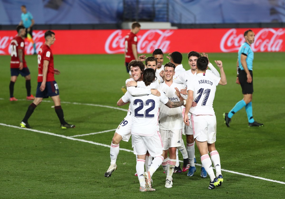 Soccer Football - La Liga Santander - Real Madrid v Osasuna - Estadio Alfredo Di Stefano, Madrid, Spain - May 1, 2021 Real Madrid's Casemiro celebrates scoring their second goal with teammates REUTERS