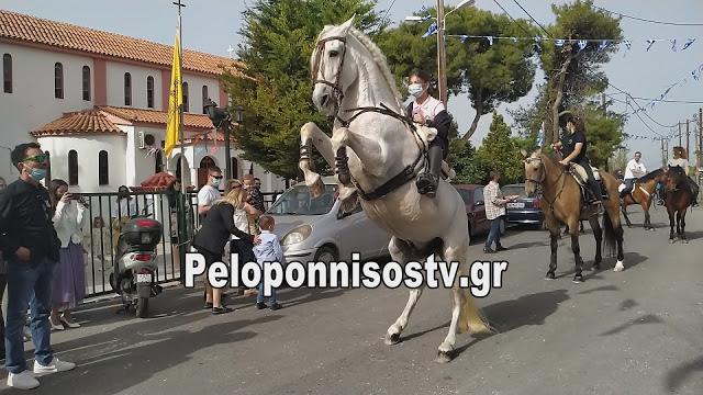 Κόρινθος: Οι καβαλάρηδες του Άη Γιώργη μαγνήτισαν τα βλέμματα και έκλεψαν την παράσταση (video)