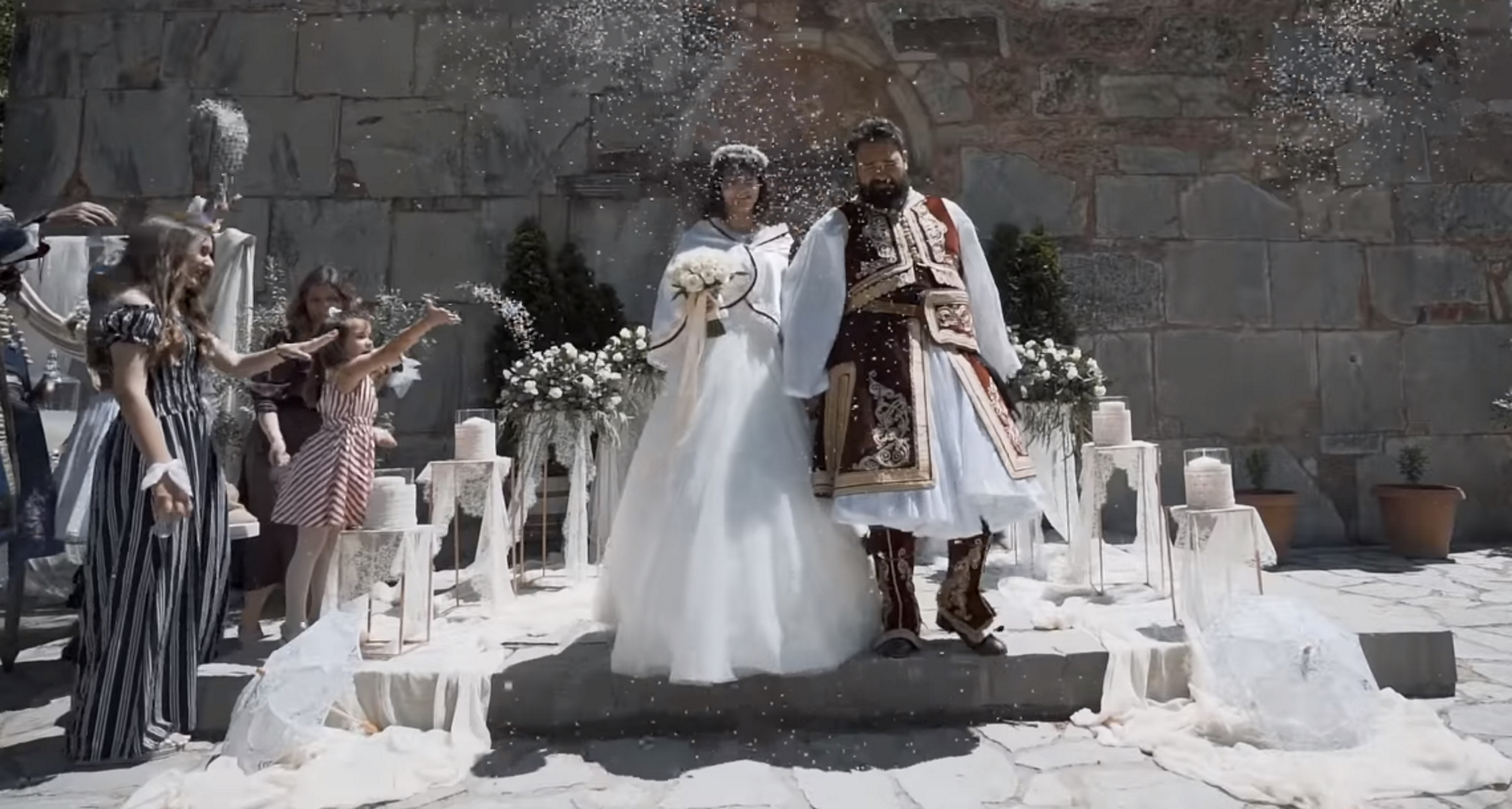 Στα Τρίκαλα ο γάμος της χρονιάς – Νύφη και γαμπρός σε στυλ 1821 (video)