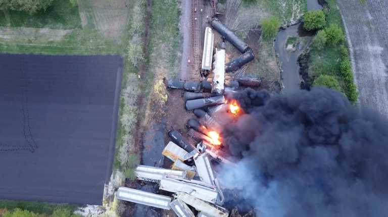 Συναγερμός στις ΗΠΑ: Εκτροχιάστηκε τρένο με επικίνδυνα υλικά – Εκκενώθηκε η περιοχή (pics)