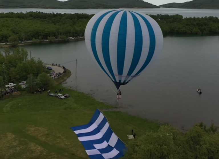 Λίμνη Πλαστήρα: Με αερόστατο η έπαρση της μεγαλύτερης ελληνικής σημαίας στον κόσμο (video)