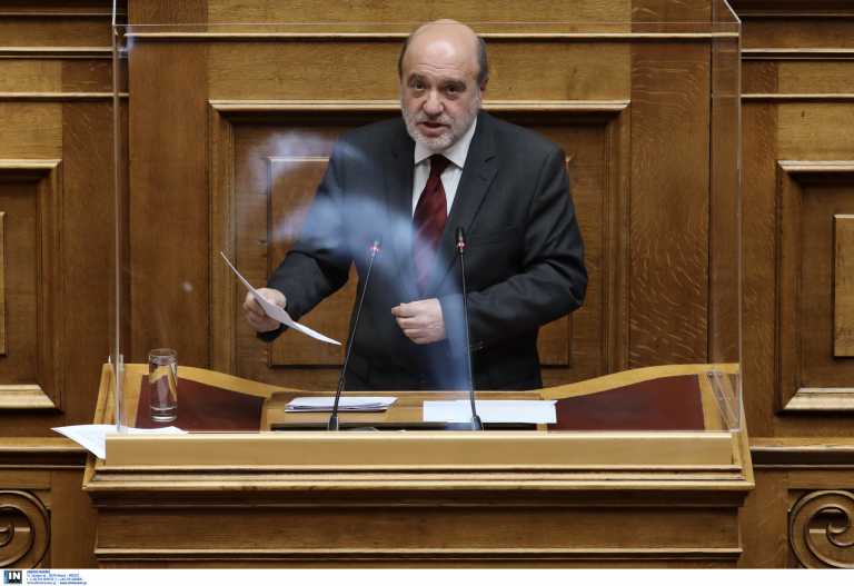 Τρύφων Αλεξιάδης: Ξαφνική αδιαθεσία στην Βουλή την ώρα που μιλούσε - «Πρέπει να διακόψω, δεν αισθάνομαι καλά»
