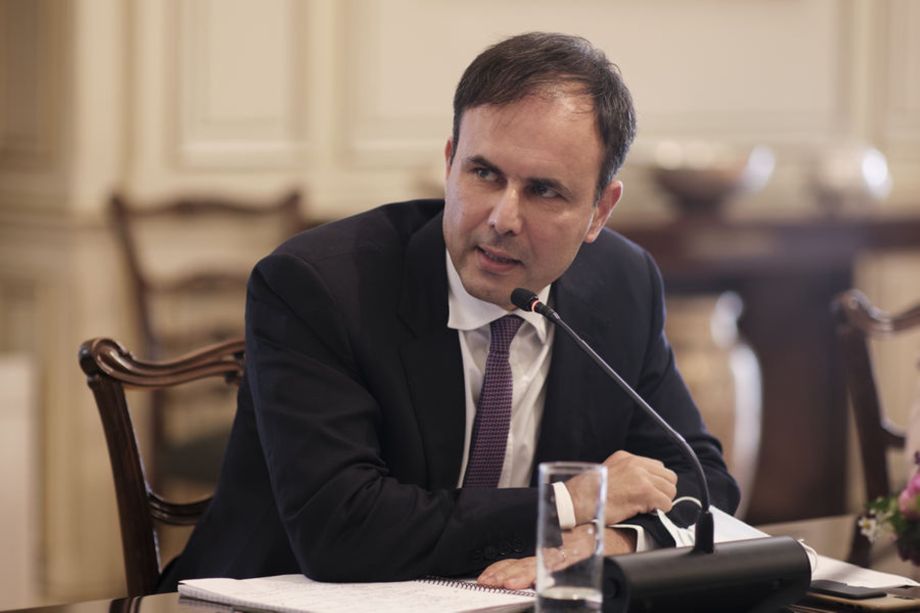 (ΞΕΝΗ ΔΗΜΟΣΙΕΥΣΗ) Ο επικεφαλής του Οικονομικού Γραφείου του πρωθυπουργού Αλέξης Πατέλης συμμετείχε σε τηλεδιάσκεψη που είχε ο πρωθυπουργός Κυριάκος Μητσοτάκης (δεν εικονίζεται) με Έλληνες που έφυγαν από τη χώρα και εργάζονται στο εξωτερικό, Παρασκευή 27 Νοεμβρίου 2020. Πρόσκληση σε όσους επιθυμούν να εργαστούν με έδρα την Ελλάδα (Έλληνες του εξωτερικού αλλά και πολίτες ξένων χωρών) ώστε να εκμεταλλευτούν τις μεγάλες ευκαιρίες που ανοίγονται ήδη, στο δρόμο για την επόμενη μέρα μετά την πανδημία, απηύθυνε σήμερα ο πρωθυπουργός Κυριάκος Μητσοτάκης, σε τηλεδιάσκεψη με Έλληνες που ζουν και εργάζονται εκτός Ελλάδας, σε όλα τα μήκη και τα πλάτη του πλανήτη. Στη τηλεδιάσκεψη συμμετείχε και ο επικεφαλής του Οικονομικού Γραφείου του Πρωθυπουργού Αλέξης Πατέλης, που αναφέρθηκε και στο προσωπικό του παράδειγμα, καθώς και ο ίδιος είχε επιστρέψει πριν λίγα χρόνια, μετά από πολυετή παραμονή στο εξωτερικό για να εργαστεί στη χώρα μας. Ο κ. Πατέλης επεσήμανε πως τα φορολογικά κίνητρα που θεσμοθετούνται αφορούν όλους τους εργαζόμενους που θέλουν να έρθουν στη χώρα μας, ανεξαρτήτως εθνικότητας και ότι στόχος της κυβέρνησης είναι να δημιουργήσει ένα σταθερό πλαίσιο για τα επόμενα χρόνια. ΑΠΕ-ΜΠΕ