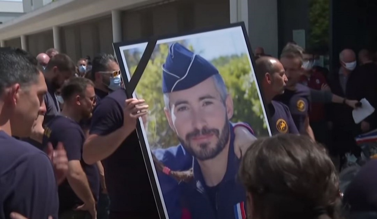 Γαλλία: Τέσσερις συλλήψεις για την δολοφονία 36χρονου αστυνομικού στην Αβινιόν (vids)