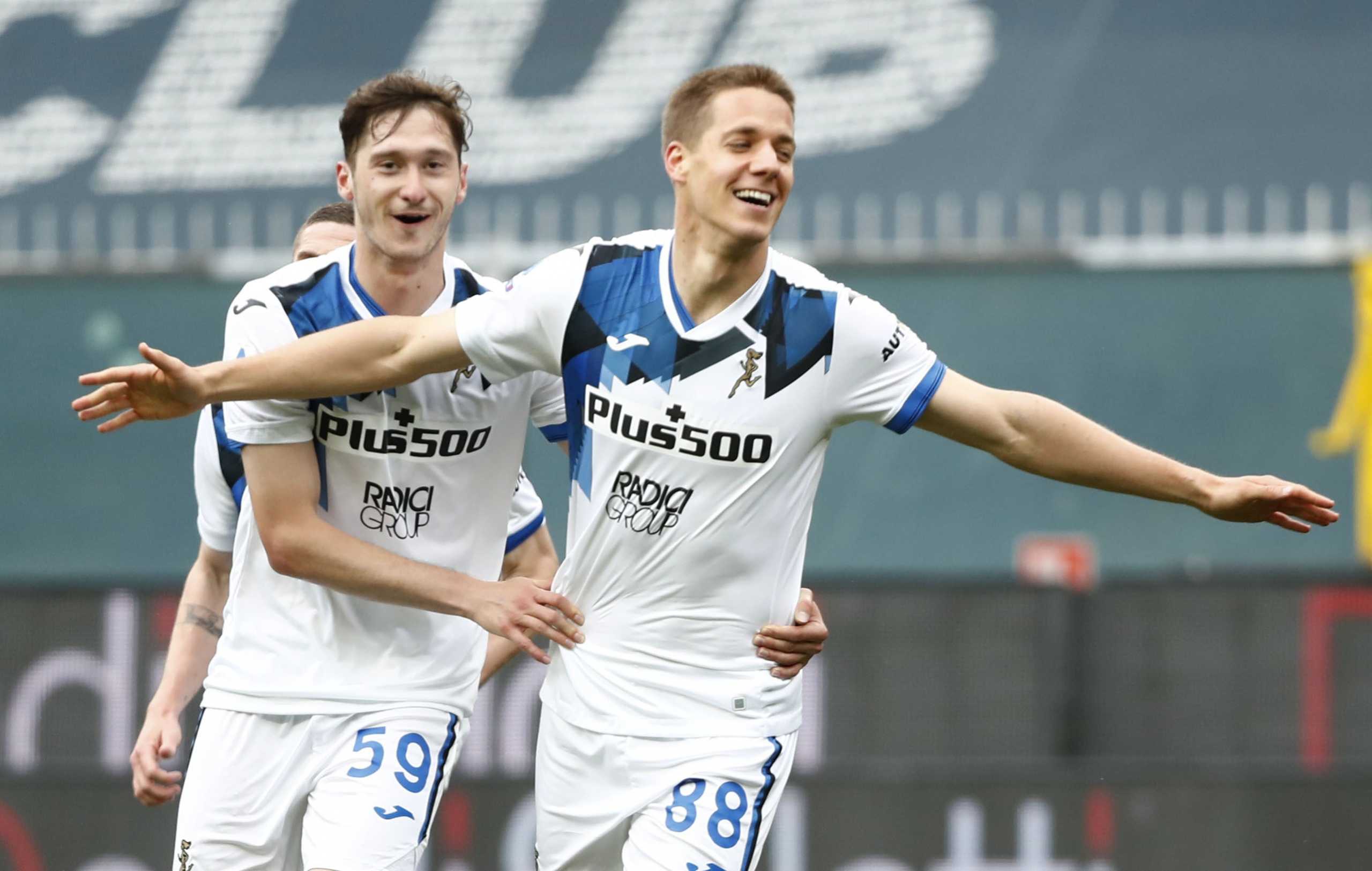 Soccer Football - Serie A - Genoa v Atalanta - Stadio Comunale Luigi Ferraris, Genoa, Italy - May 15, 2021 Atalanta's Mario Pasalic celebrates scoring their fourth goal with Aleksei Miranchuk REUTERS