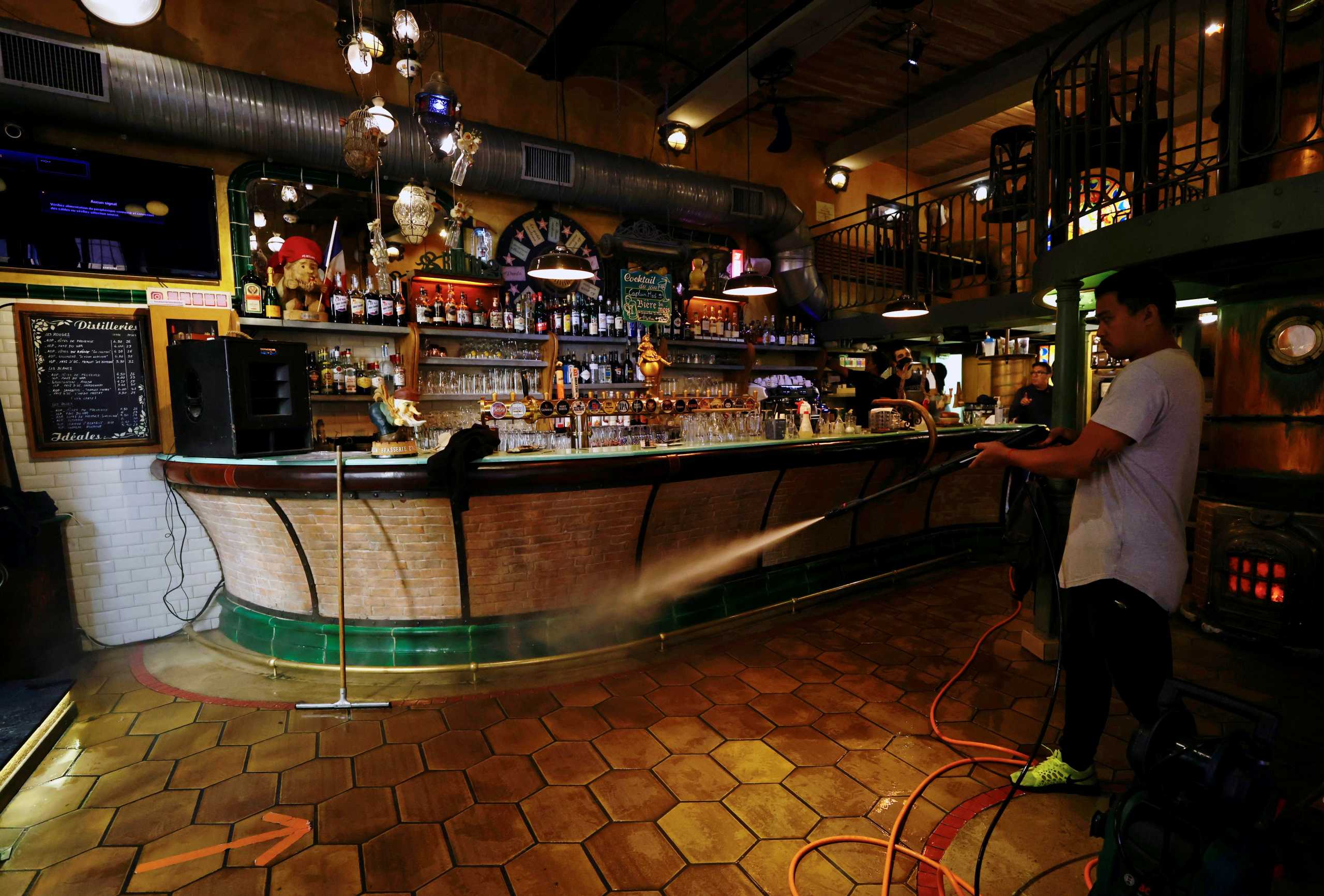 Γαλλία: Μπαρ και εστιατόρια ανεβάζουν ρολά – 20 τα κρούσματα της «ινδικής» μετάλλαξης