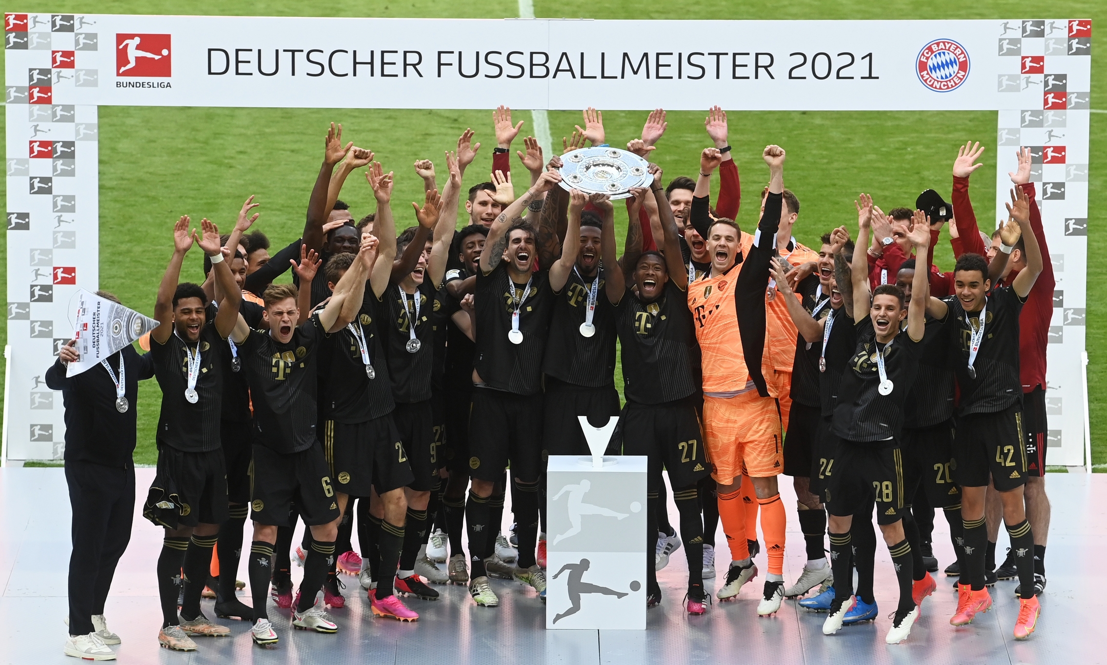 Soccer Football - Bundesliga - Bayern Munich v FC Augsburg - Allianz Arena, Munich, Germany - May 22, 2021 Bayern Munich celebrate with the trophy after winning the Bundesliga Pool via REUTERS