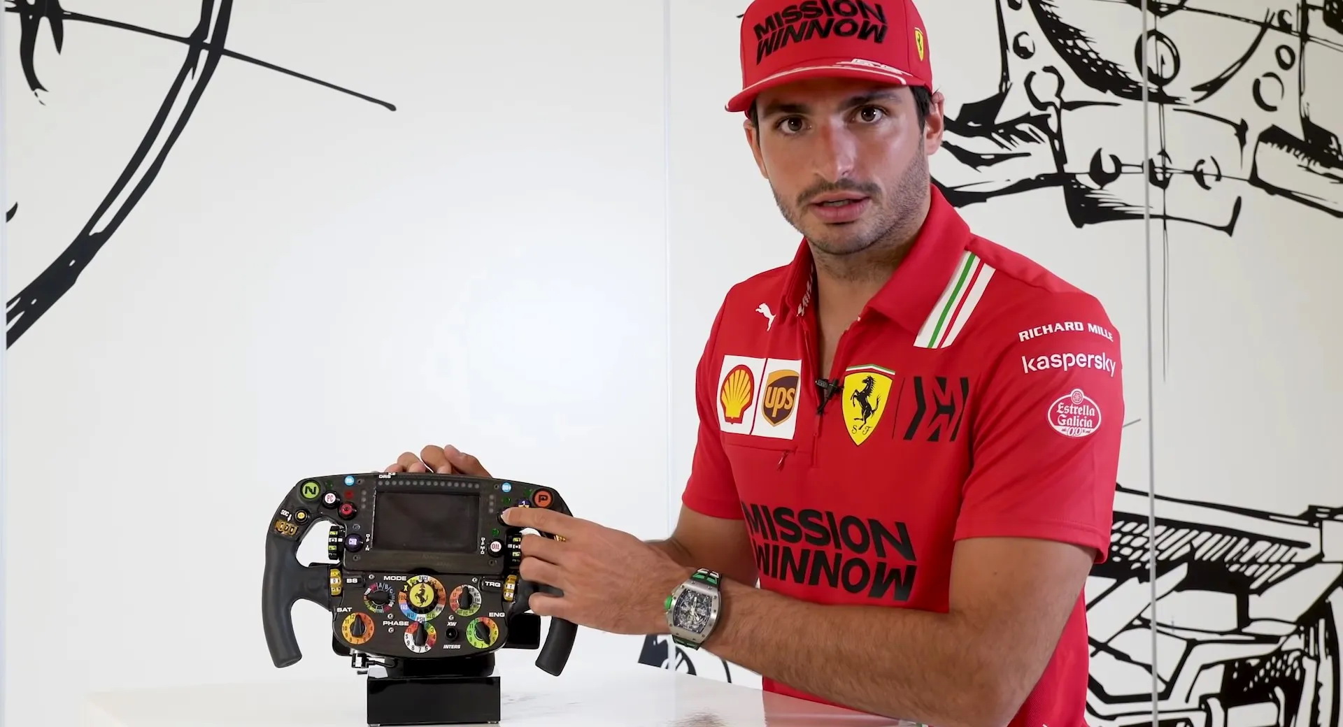 Formula 1: Ο Carlos Sainz Jr. μας εξηγεί την πολυπλοκότητα του τιμονιού της Ferrari (video)
