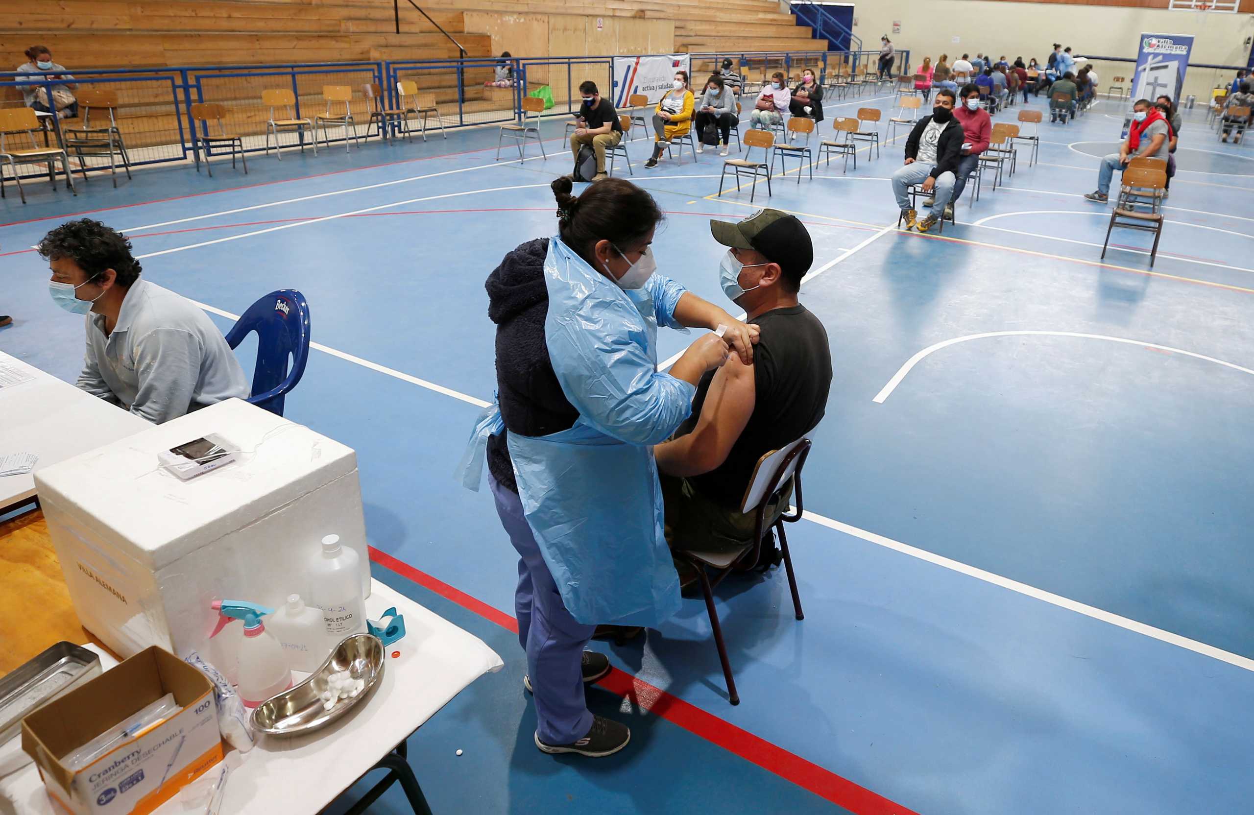 «Τρέχει» ο εμβολιασμός κατά του κορονοϊού στη Χιλή: Θέμα χρόνου η «ανοσία της αγέλης»