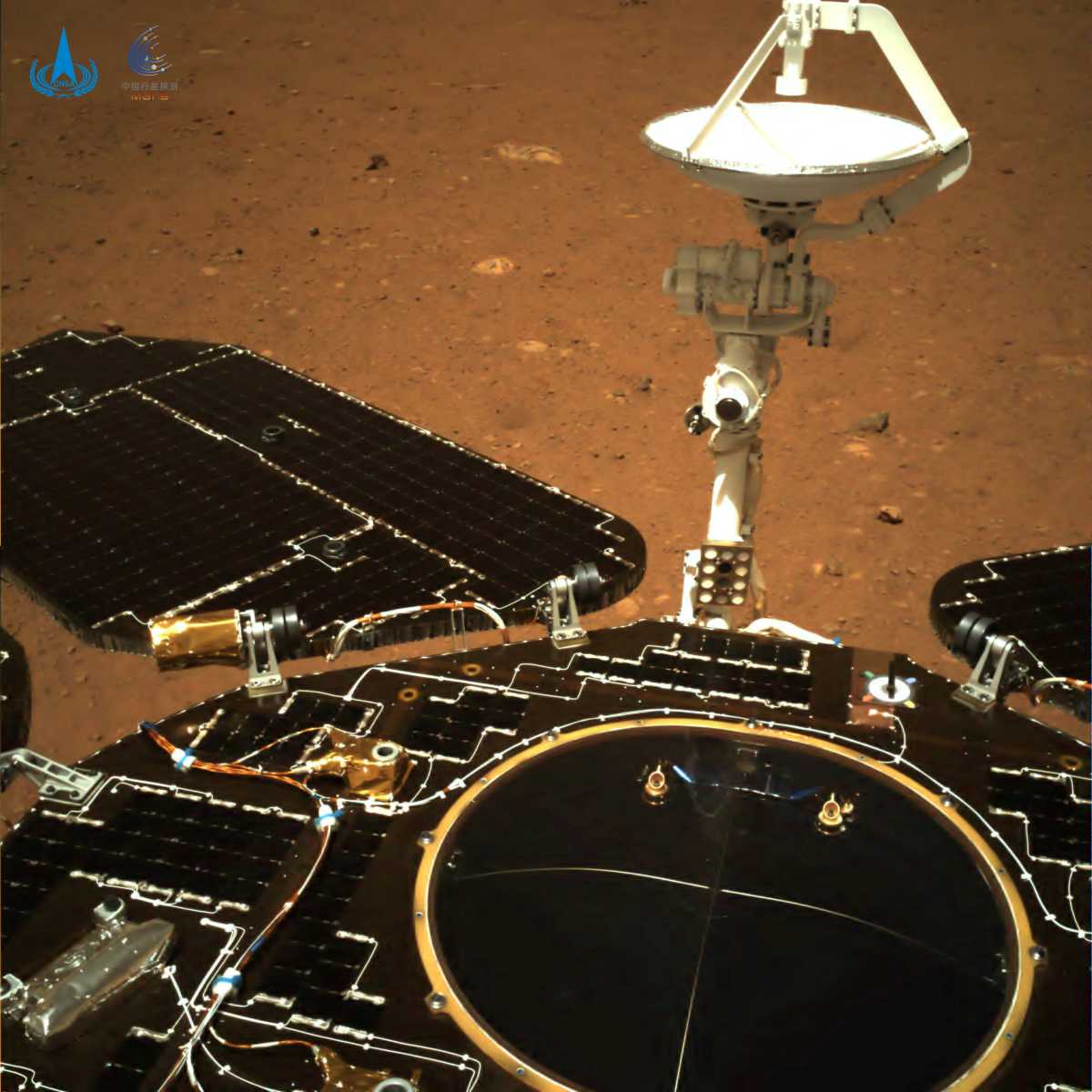 Το κινέζικο «Ζουρόνγκ» πάτησε στον πλανήτη Άρη – Εντυπωσιακές εικόνες