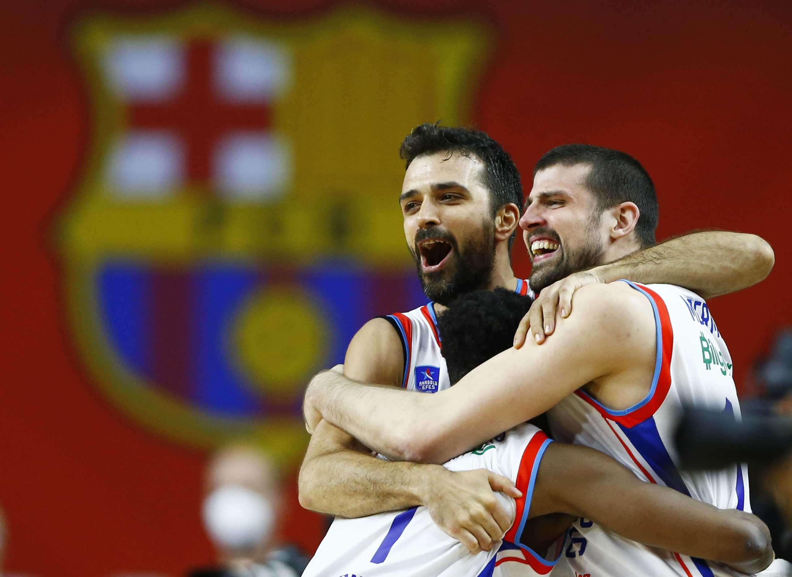 Basketball - Euroleague Final - FC Barcelona v Anadolu Efes Istanbul - Lanxess Arena, Cologne, Germany - May 30, 2021 Anadolu Efes Istanbul players celebrate after winning the Euroleague REUTERS