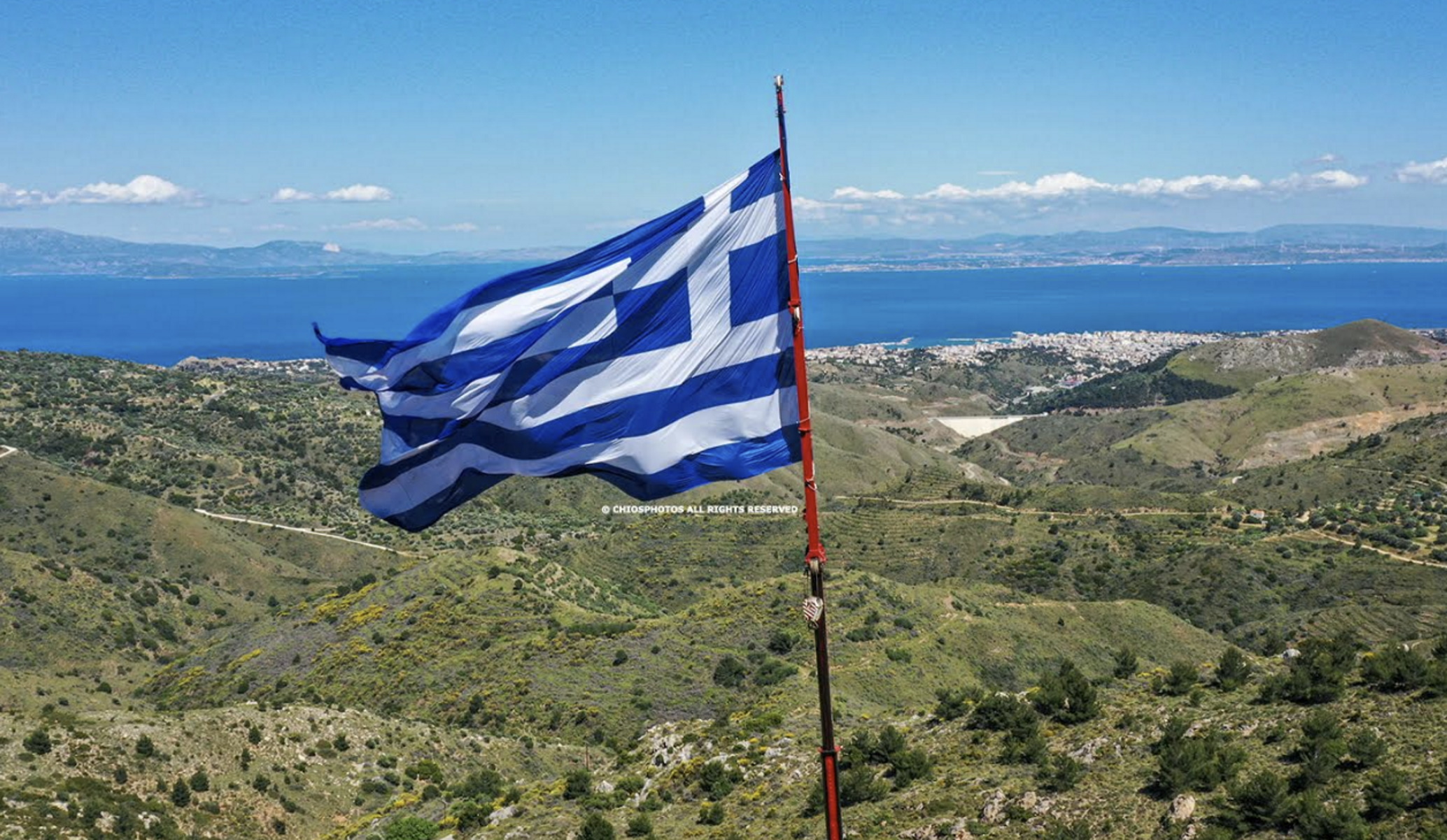 Η Χίος ύψωσε γιγαντιαία ελληνική σημαία στην επέτειο των Σφαγών από τους Τούρκους (video)