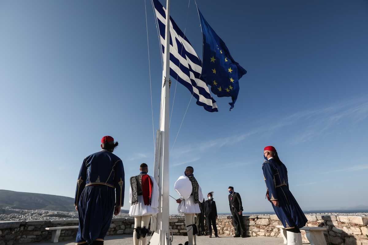 Ημέρα της Ευρώπης: Έπαρση της ελληνικής σημαίας και της σημαίας της ΕΕ στην Ακρόπολη (pics)