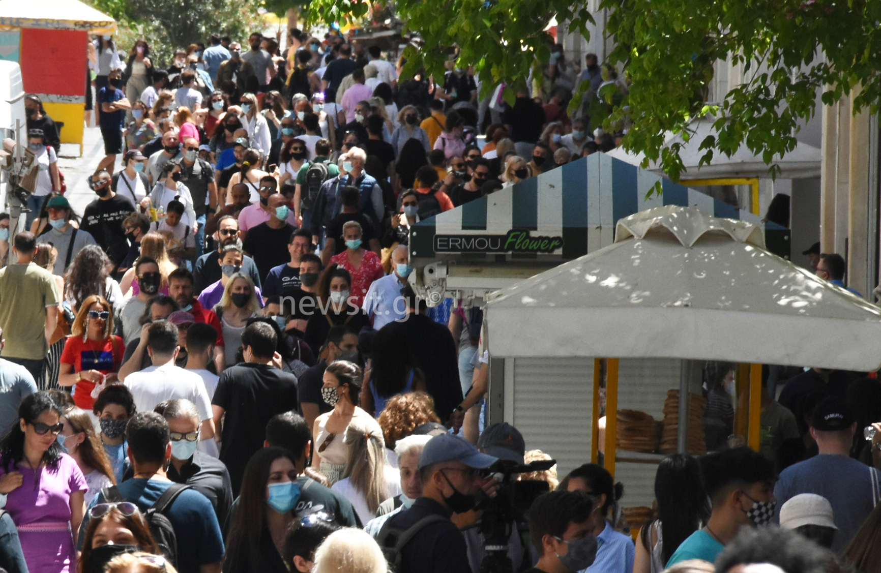 «Βούλιαξαν» Ερμού, Πινακοθήκη, ταβέρνες και καφέ στο Μοναστηράκι (pics)