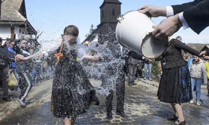 Σούβλες και…ξύλο για καλή υγεία – Τα πιο περίεργα  πασχαλινά έθιμα του κόσμου