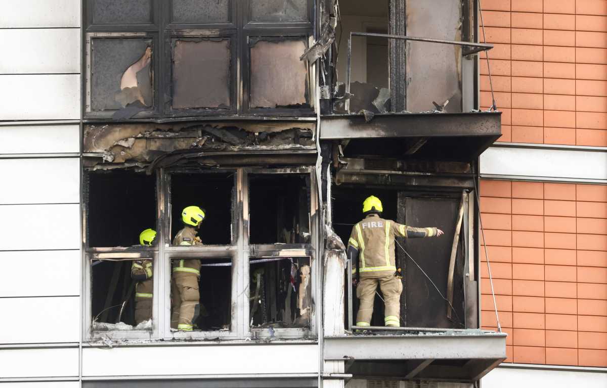 Μεγάλη φωτιά σε πολυώροφο κτίριο στο Λονδίνο – Ξύπνησαν μνήμες από το Γκρένφελ (pics, vids)