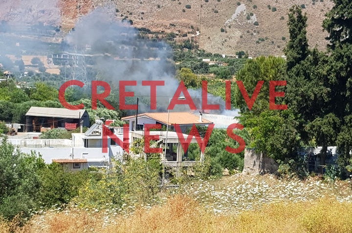 Ηράκλειο: Υπό έλεγχο η φωτιά στο Γάζι – Καταστράφηκε το ξυλουργείο απ’ όπου ξεκίνησε το μεσημέρι