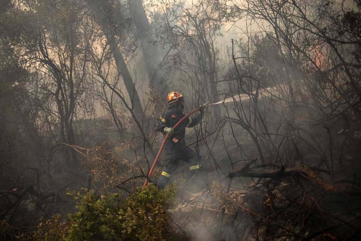 Φωτιά στην Κορινθία: Όλες οι ελπίδες στα εναέρια μέσα για να ανακοπεί η πύρινη λαίλαπα