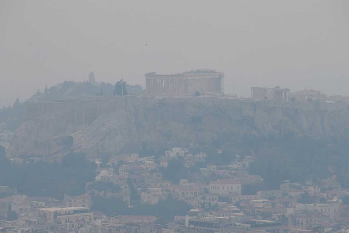 Ο καπνός από τη φωτιά στην Κορινθία «έκρυψε» την Ακρόπολη και «έπνιξε» την Αττική (pics)