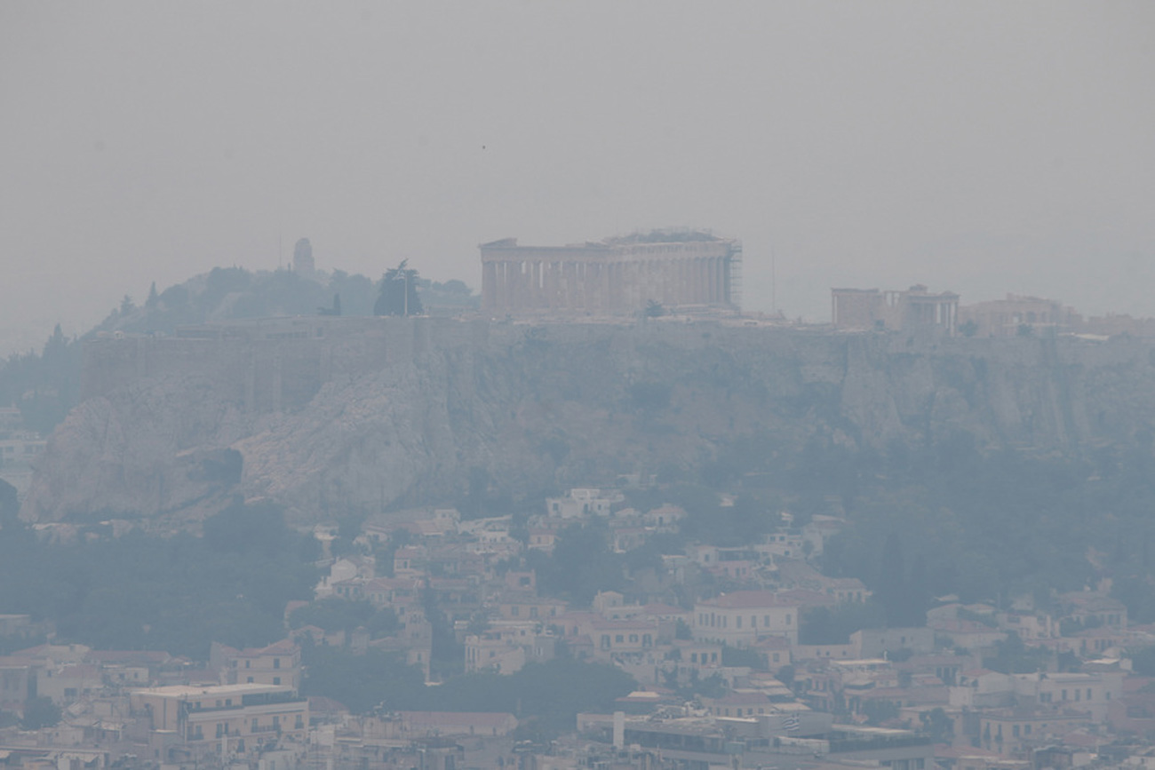 Ο καπνός από τη φωτιά στην Κορινθία «έκρυψε» την Ακρόπολη και «έπνιξε» την Αττική (pics)