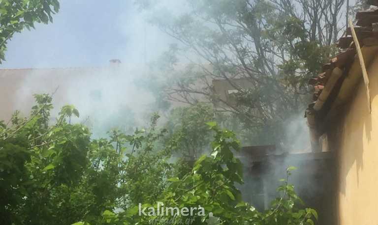 Φωτιά σε εγκαταλελειμμένο σπίτι στην Τρίπολη – Μεγάλη επιχείρηση της πυροσβεστικής (pics)