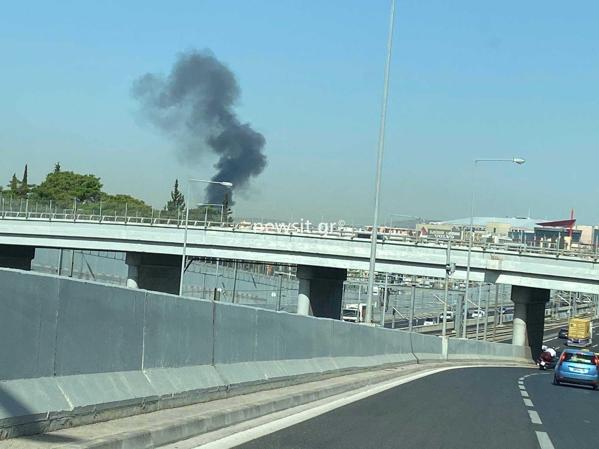 Φωτιά σε κτίριο στην Λεωφόρο Κύμης (pics)