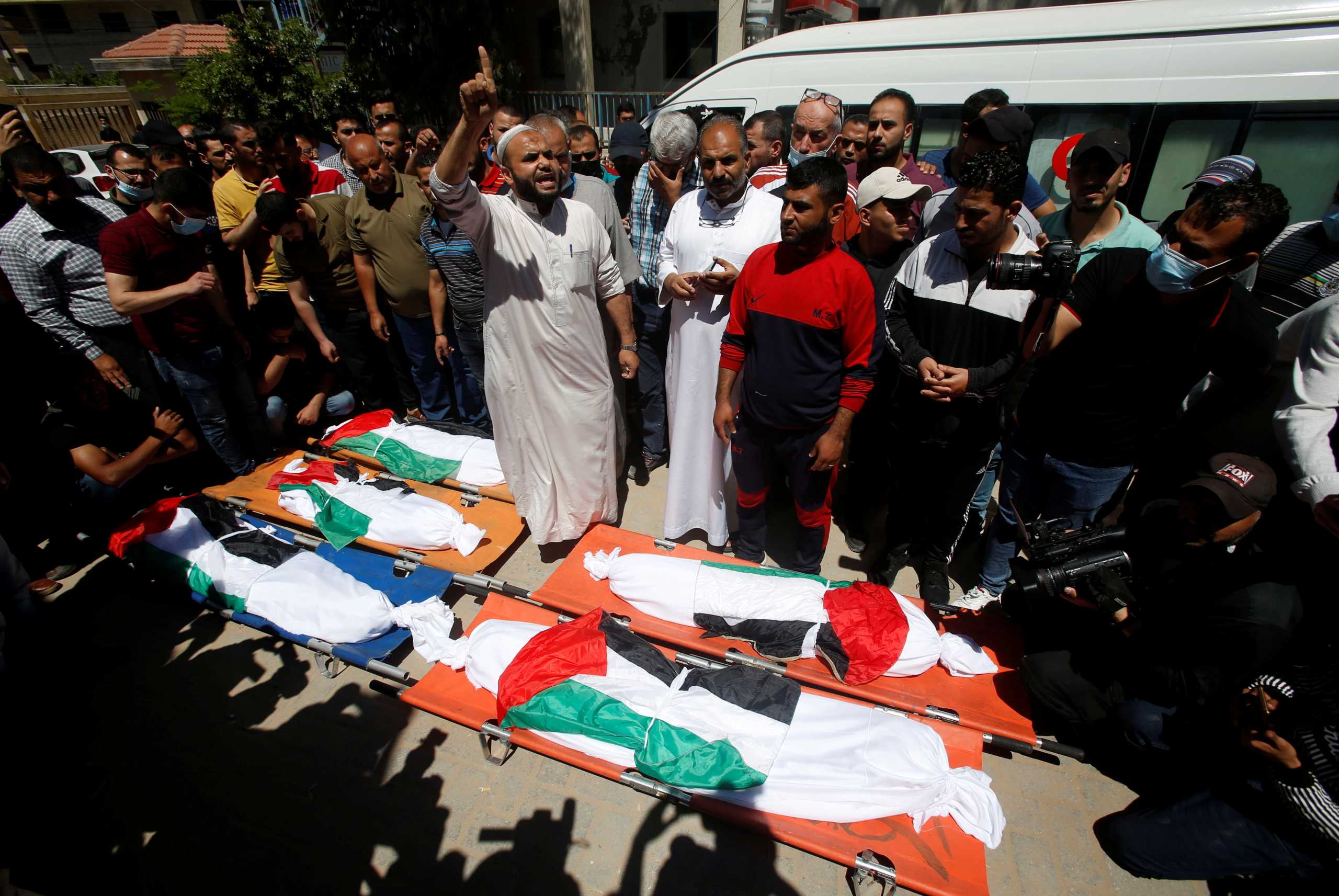 Λωρίδα της Γάζας: Σπαραγμός στην κηδεία της 10μελούς οικογένειας που ξεκληρίστηκε