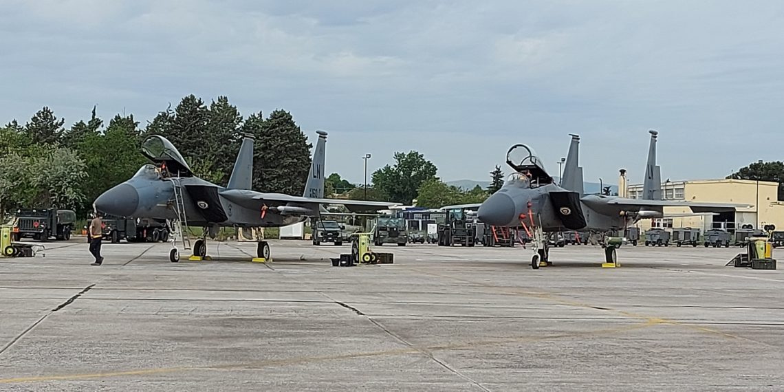 F-15: Στην 110 Πτέρυγα Μάχης μεταστάθμευσαν οι «Αετοί» των ΗΠΑ [pics]