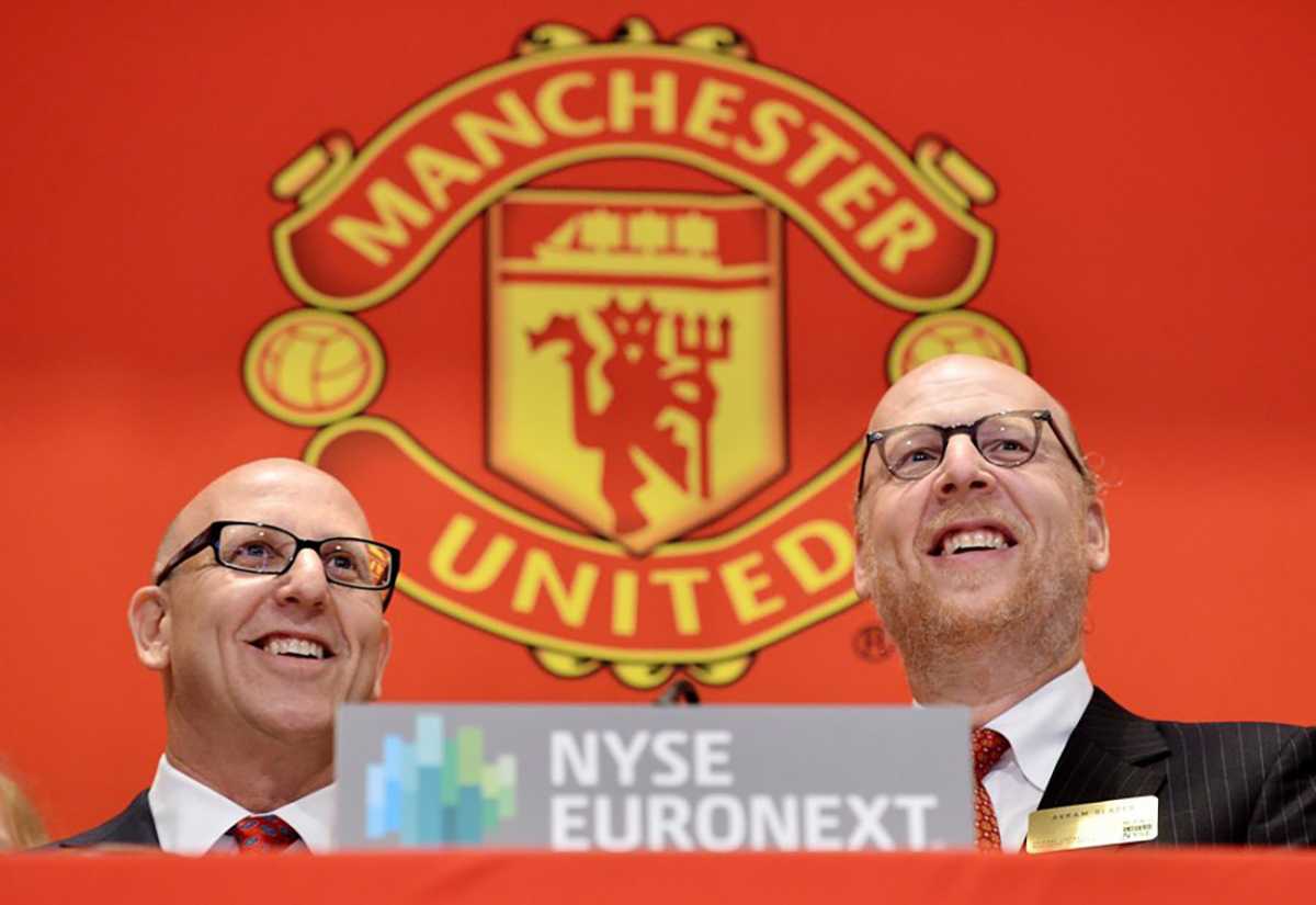 epa03354877 Joel (L) and Avram Glazer (R), owners of the Manchester United, smile during the Opening Bell before the initial public offering of shares of Manchester United on the floor of the New York Stock Exchange in New York, New York, USA, 10 August 2012.  The club is attempting to raise money to cover debts and raise cash.  EPA