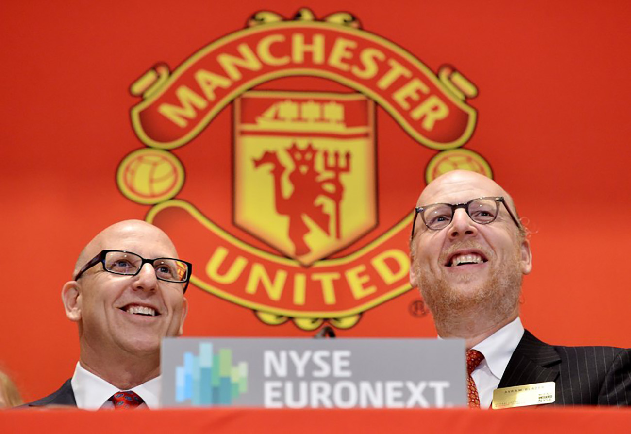 epa03354877 Joel (L) and Avram Glazer (R), owners of the Manchester United, smile during the Opening Bell before the initial public offering of shares of Manchester United on the floor of the New York Stock Exchange in New York, New York, USA, 10 August 2012.  The club is attempting to raise money to cover debts and raise cash.  EPA