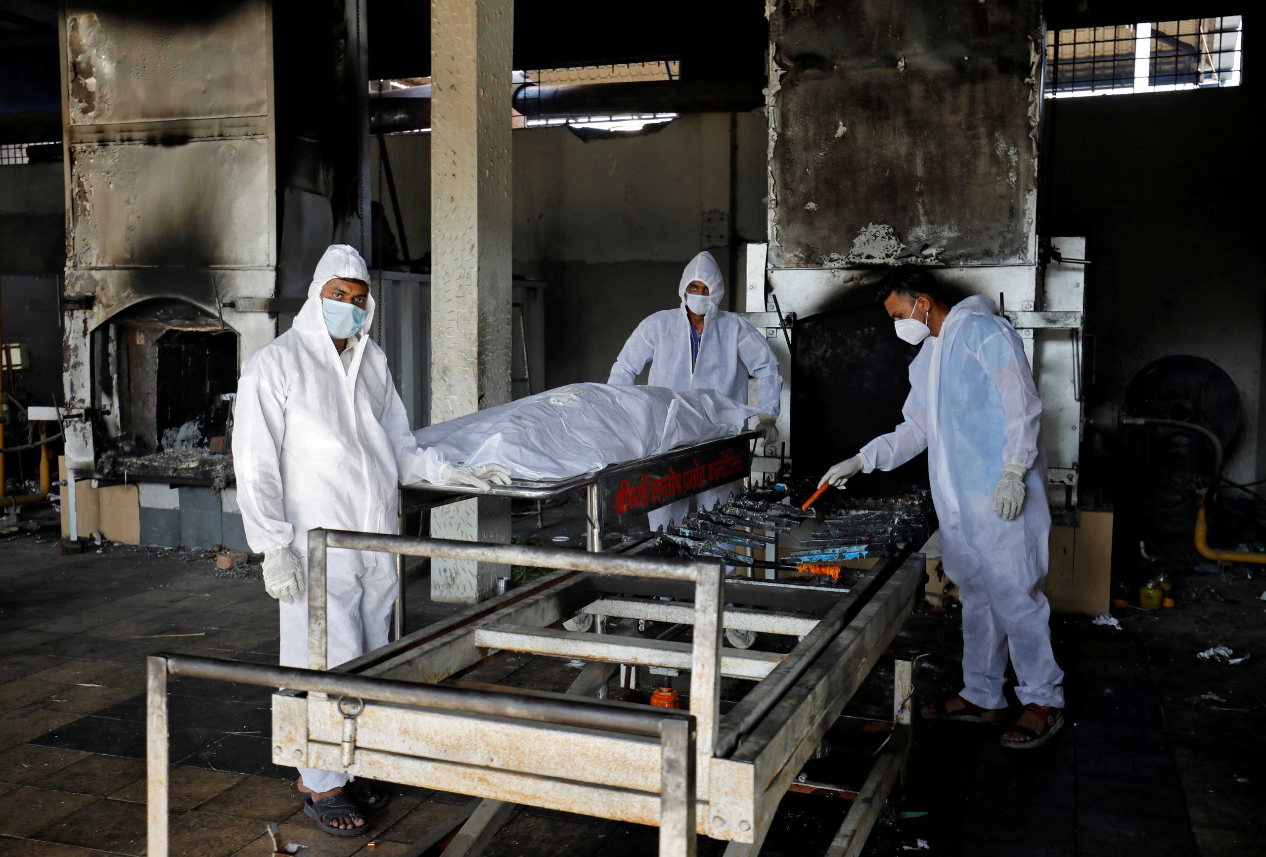 FILE PHOTO: Volunteers from the Khan Trust prepare to cremate the body of a person who died from the coronavirus disease (COVID-19), at the Kurukshetra Crematorium in Surat, India, May 11, 2021.  REUTERS