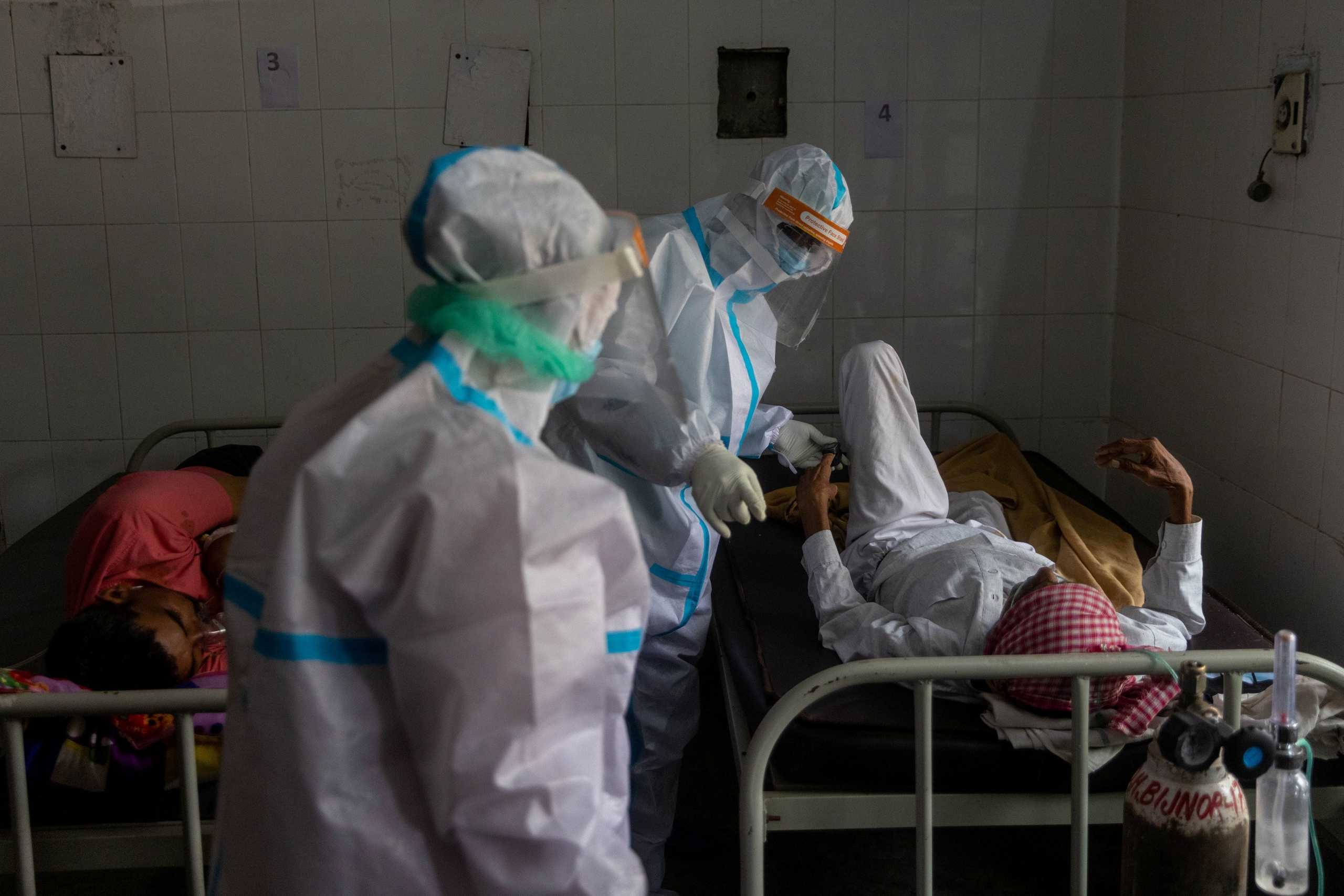 Medics tend to a man with breathing problems inside a COVID-19 ward of a government-run hospital, amidst the coronavirus disease (COVID-19) pandemic, in Bijnor district, Uttar Pradesh, India, May 11, 2021. REUTERS