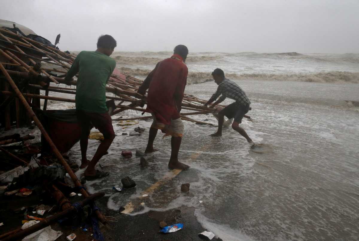 Κυκλώνας «σαρώνει» την ανατολική Ινδία – Πάνω από 1 εκατ. άνθρωποι εγκατέλειψαν τα σπίτια τους (pics, vids)