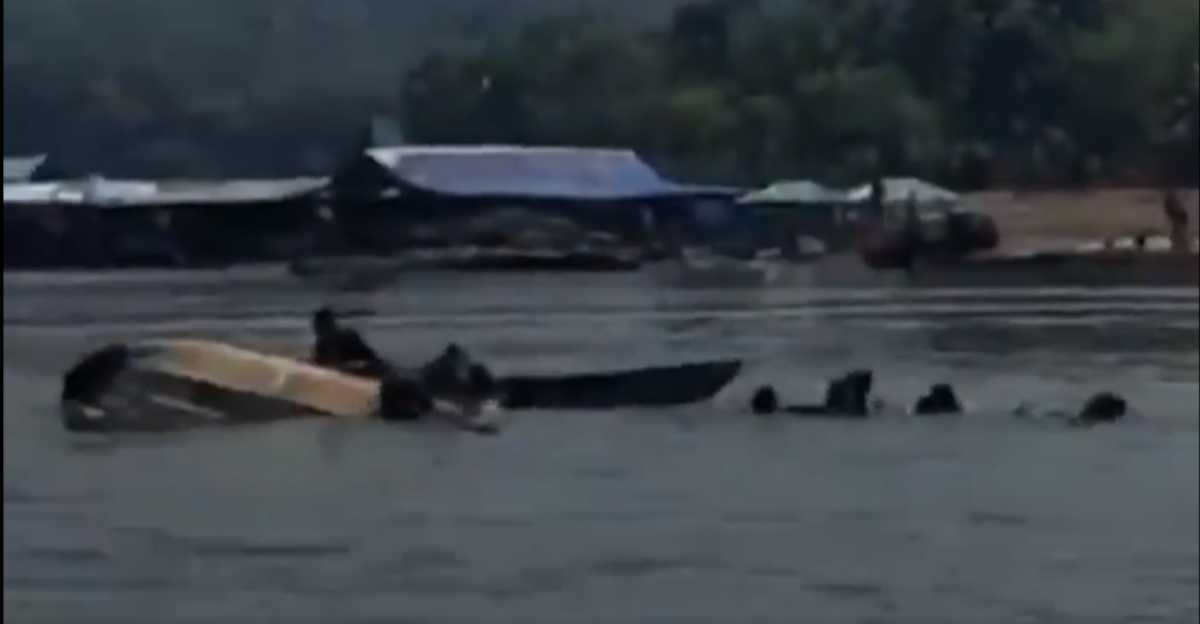 Ινδονησία: Βυθίστηκε σκάφος εξαιτίας… μιας σέλφι! 7 νεκροί (video)