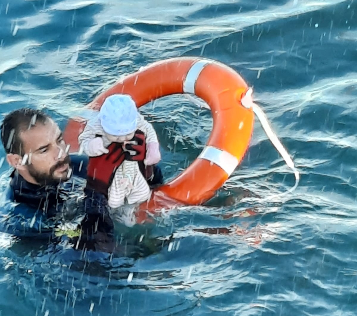 Ισπανία: Αστυνομικός έσωσε μισοπνιγμένο μωρό στη Θέουτα – Έχουν βγάλει δεκάδες παιδιά (pics)