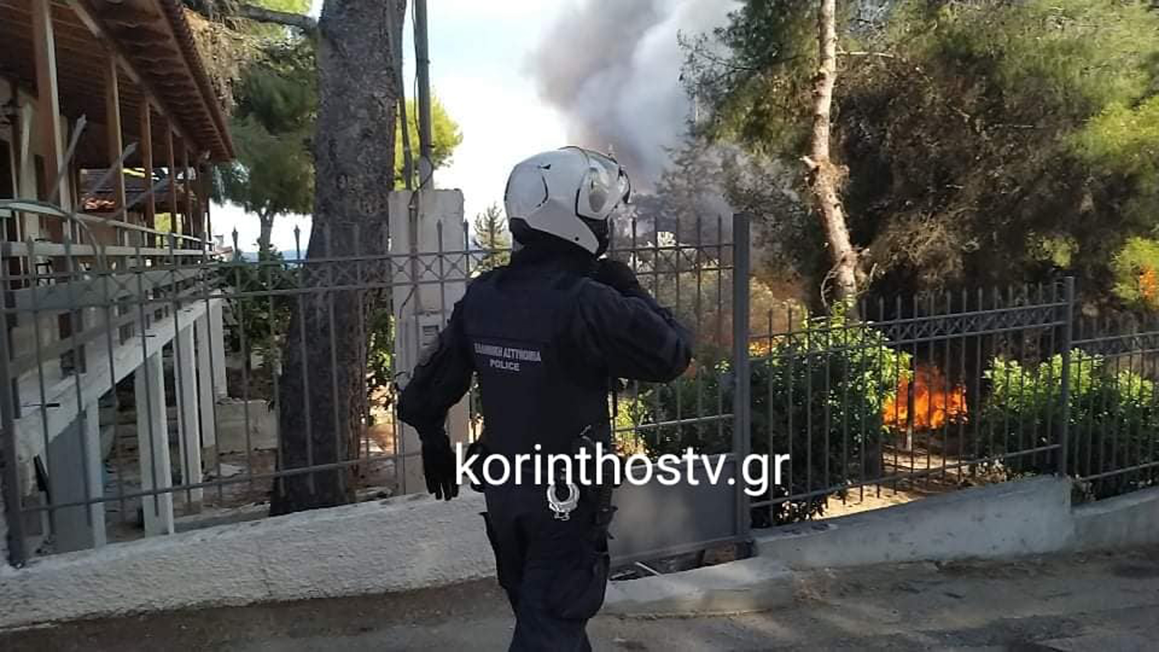 Φωτιά στα Ίσθμια: Μια ανάσα από τα σπίτια οι φλόγες, παραμένει κλειστή η Π.Ε.Ο Ισθμού – Επιδαύρου (pics, video)