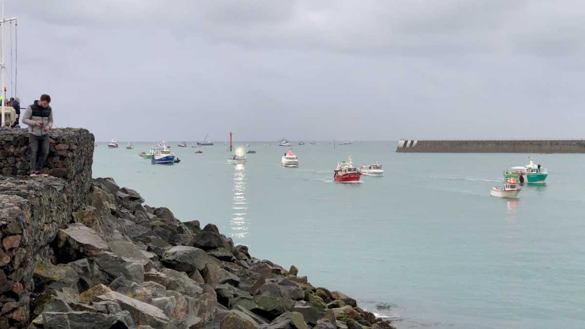 Μάγχη: Φεύγουν από το νησί Τζέρσεϊ τα δύο πλοία του βρετανικού Βασιλικού Ναυτικού