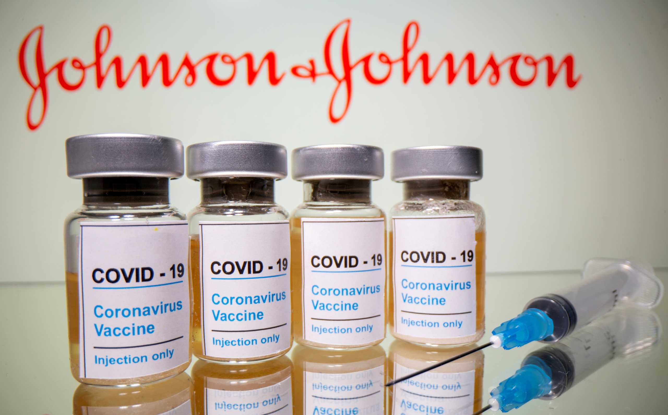 Johnson & Johnson: Παραδίδει στην ΕΕ τα μισά εμβόλια αυτή την εβδομάδα
